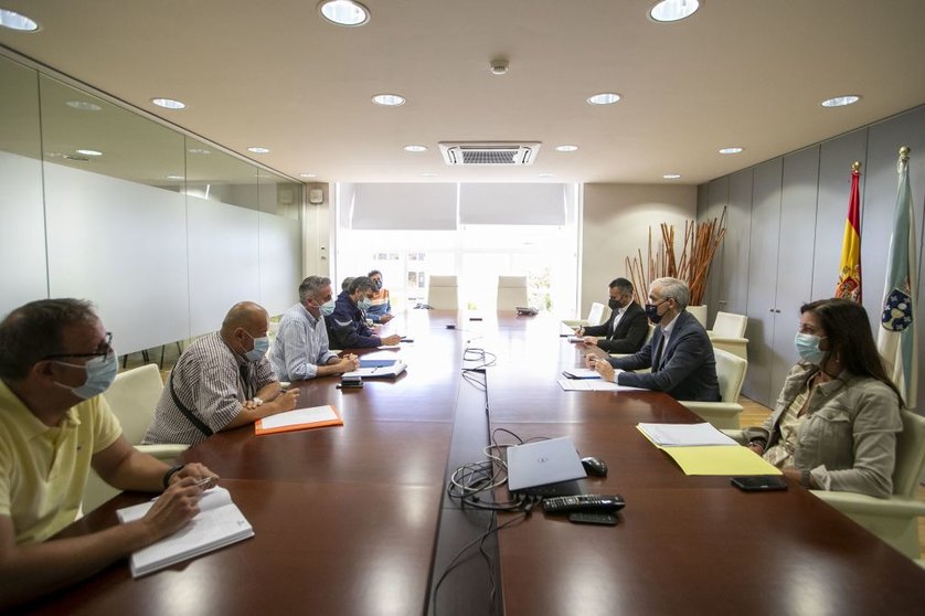 Reunión del vicepresidente segundo de la Xunta, la directora xeral de Relacións Laborais y el director del Igape con el comité de empresa de Barreras./C.PAZ.