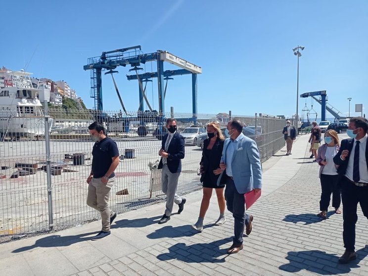 O delegado do Goberno en Galicia, José Miñones, a xerente de SEA, Beatriz Sestayo, e o alcalde de Malpica, Walter, na visita ao porto.