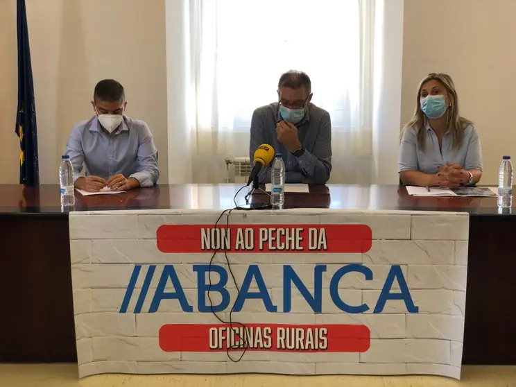 O alcalde da Baña, José Antonio Pereira, o de Vimianzo, Manuel Muíño, e a rexedora de Zas, Mónica Rrodríguez, na rolda de prensa, en Zas.