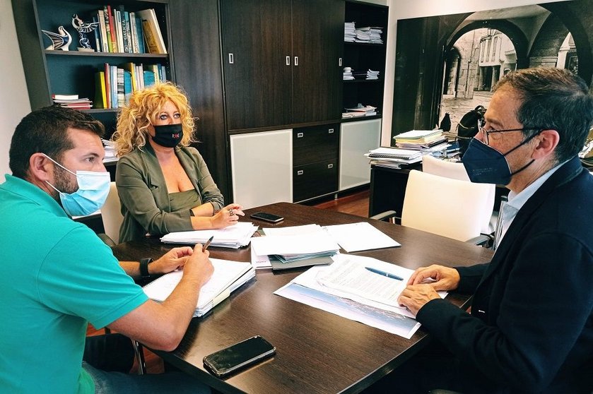 La gerente de SEA, Beatriz Sestayo, se reunió con el autor del informe de O Rosal y A Guarda, Javier Martínez.