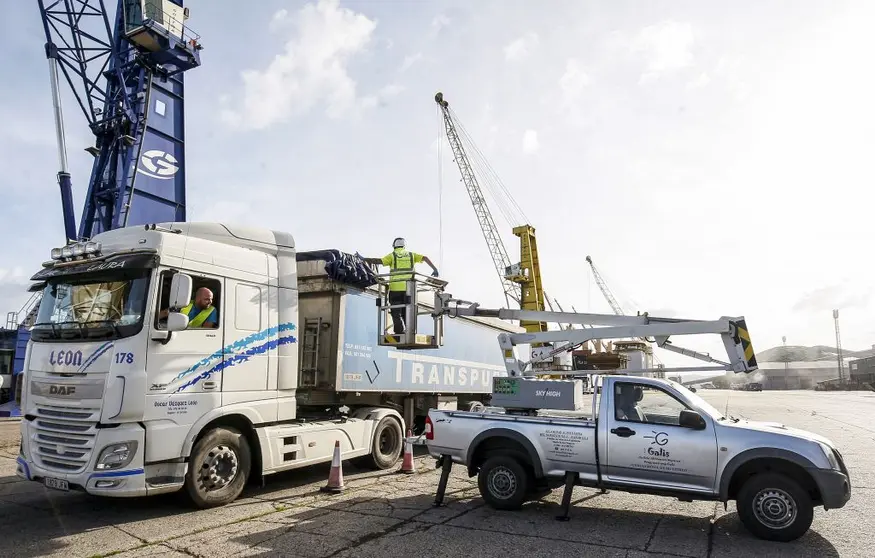 Descarga de materias primas para piensos en un puerto.