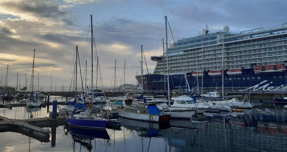 El "Mein Schiff 6" atracado en el Puerto de A Coruña.