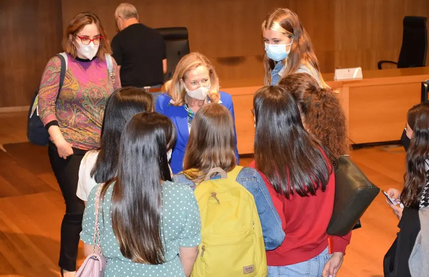 La ministra Nadia Calviño charlando con algunas estudiantes de la FCCEE de la UVigo.