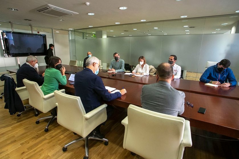 Reunión de los comités de empresa de Ence con los conselleiros Francisco Conde y María Jesús Lorenzana,