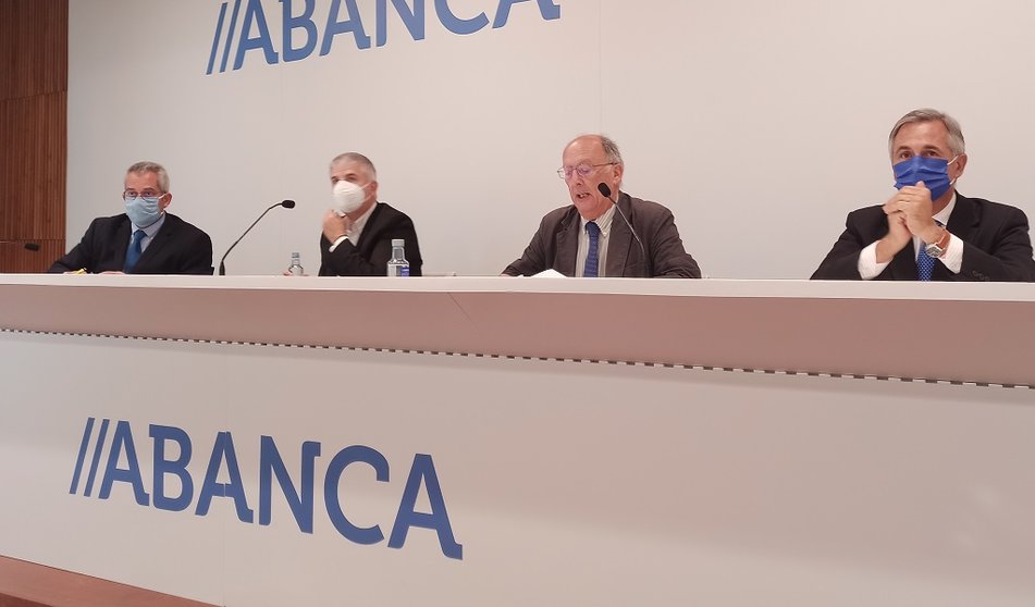 Patricio Sánchez, Santiago Lago, Fernando González Laxe y José Francisco Armesto presentaron el Informe de coyuntura socieconómica en Santiago.