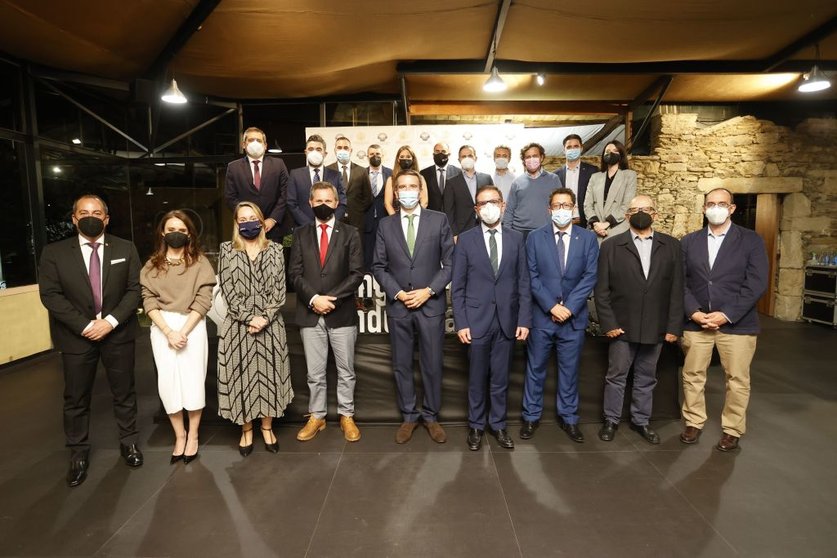 Foto de familia de autoridades y premiados en la gala de la Noite da Enerxía./M. RGUEZ.