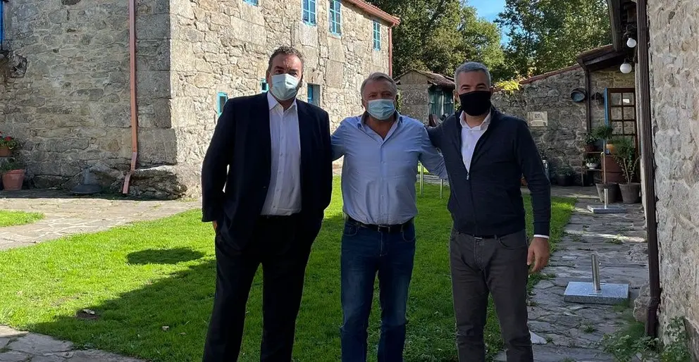 Eduardo Valín, consejero delegado de la CEL, alcalde de Palas de Rei, Pablo Taboada, y el representante del grupo de inversores.