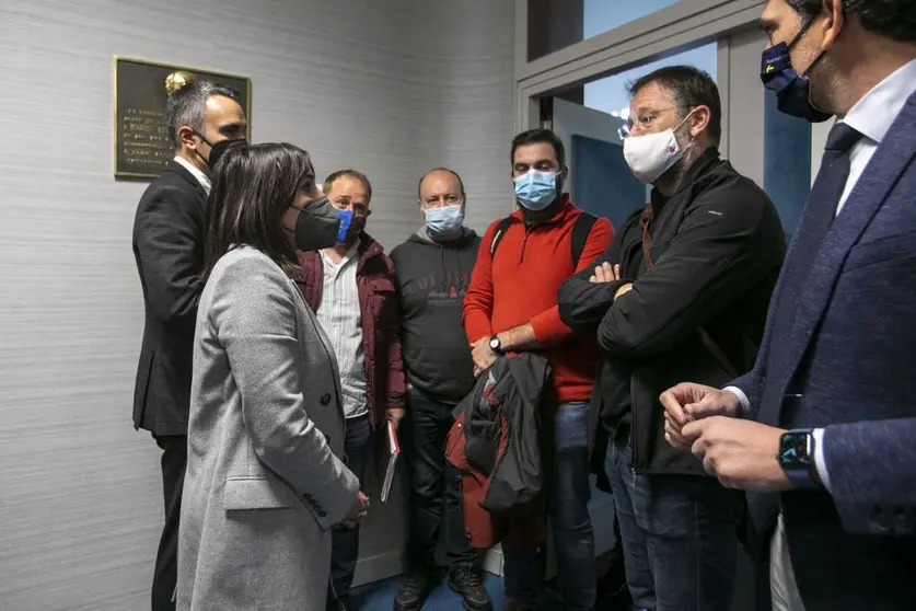 La conselleira María Jesús Lorenzana charlando con los representantes de los trabajadores de la fábrica de Vestas.