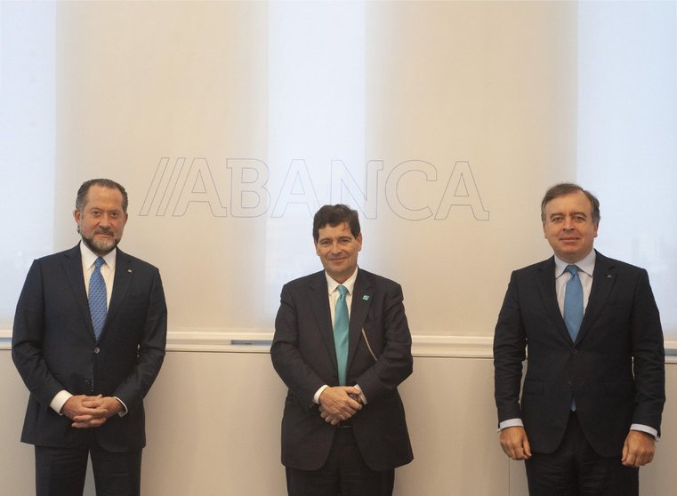 El presidente de Abanca, Juan Carlos Escotet Rodríguez, el consejero delegado de Novo Banco, Antonio Ramalho, y el consejero delegado de Abanca, Francisco Botas.