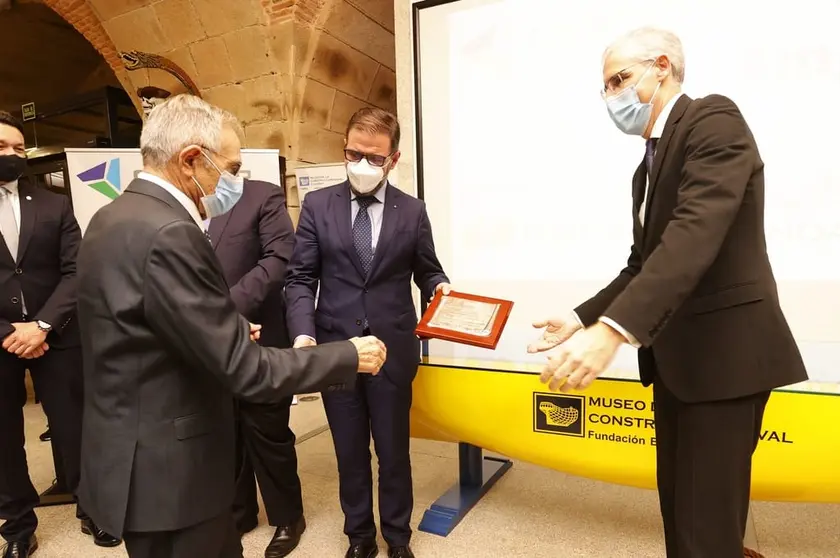 Entrega de la medalla de oro de Cofer a Avelino Llago.