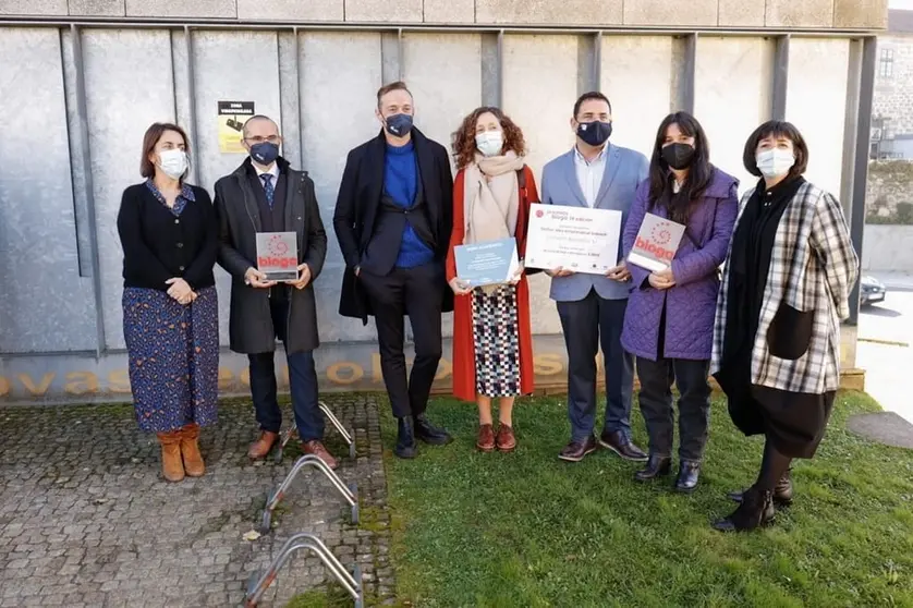 Patricia Argerey (izqu) y Carme Pampín (derecha) con los ganadores IX Premios Bioga.