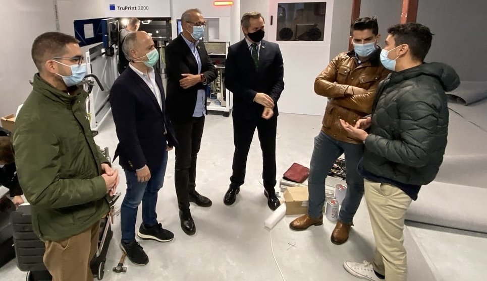 El delegado de Zona Franca y el delegado del Gobierno en Galicia visitaron las instalaciones de Galician Medical Manufacturing en Porto do Molle.