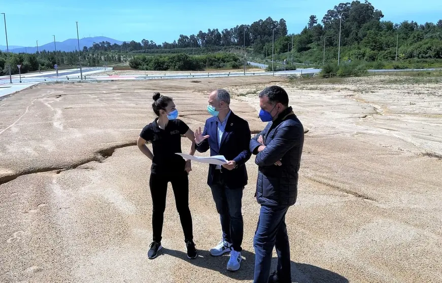 El delegado del Estado, David Regades, con la directora general de BETA Implants, Bibiana Rodiño; y el arquitecto Pablo Menéndez, en la parcela donde se instalará la empresa en la Plisan.