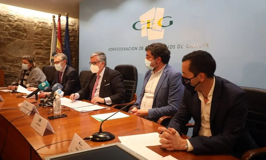 Jacobo Docal, representante del Clúster de la Acuicultura; Juan Vieites, secretario general de Anfaco y presidente de la CEG; Lina Solla, presidenta del Consello Regulador DOP Mexillón de Galicia; Roberto Fariña, en representación de la Asociación Galega de Empresarios Depuradores de Moluscos (AGADE); y Javier Touza, presidente da la Cooperativa de Armadores de Pesca del Puerto de Vigo (ARVI).