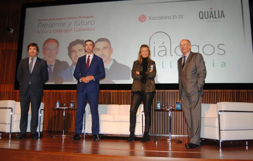 Martín Fernández Prado, Nuno Araujo, la moderadora Amalia Baltar y Fernando González Laxe, en el “IV Foro Diálogos Gallaecia.