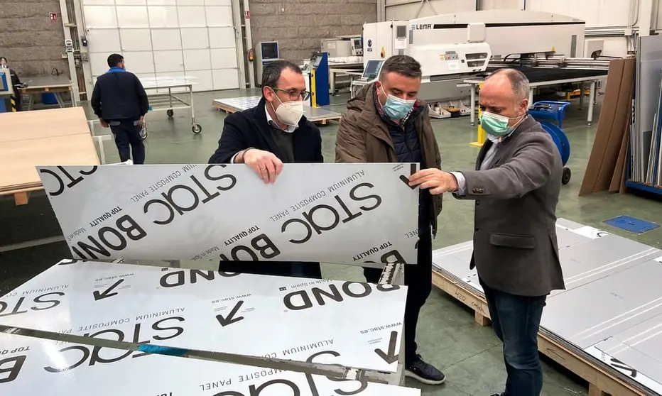 El delegado de la Zona Franca visitó las instalaciones de la empresa Lama en Valga.