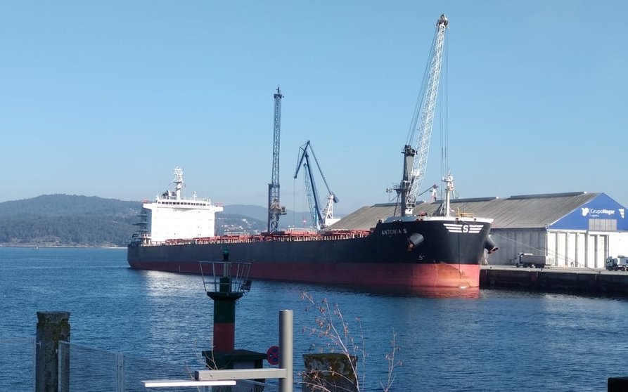 Una descarga de mercancías en el Puerto de Marín.