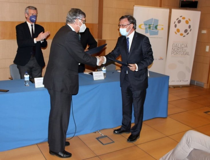 Juan Vieites e Nuno Almeida na sinatura do protocolo entre a CEG e a AECT Eurorrexión.