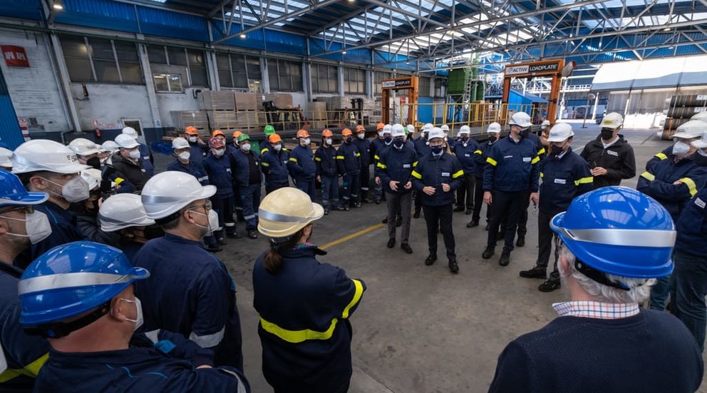 El presidente de la Xunt aen un momento de la visita a la fábrica coruñesa de Showa Denko Carbon Spain./D.CABEZÓN.