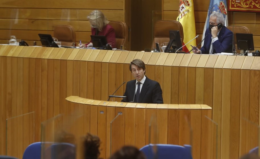 El conselleiro de Facenda e Administración Pública, Miguel Corogs, en el Parlamento gallego.