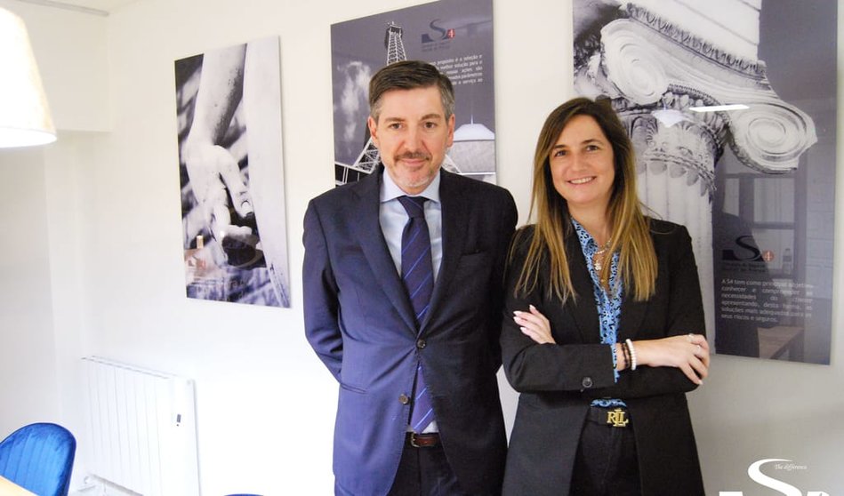 Álvaro Blanco, director general de S4, con Alexandra Jesus, directora de la oficina de Vila Nova de Gaia.