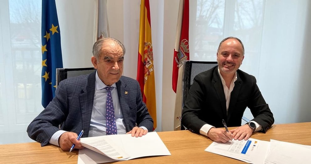 José García Costas y David Regades firmando el convenio de colaboración.