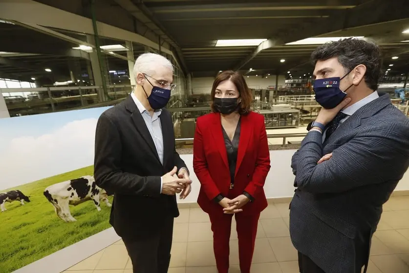 El vicepresidente económic de la Xunta, Francisco Conde, con Carmen Lence, consejera delegada de Leche Río./S.SENANDE.