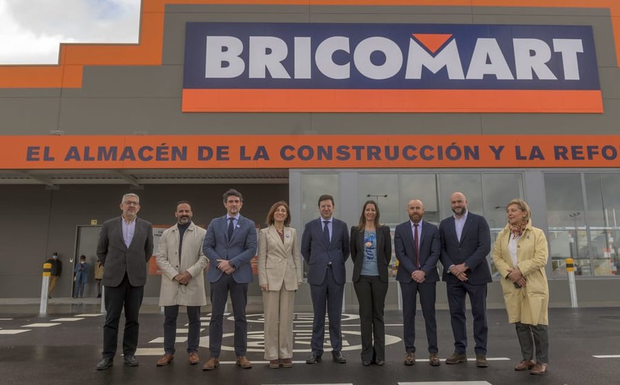 Autoridades y directivos de Bricomart delante del nuevo almacén de Lugo.