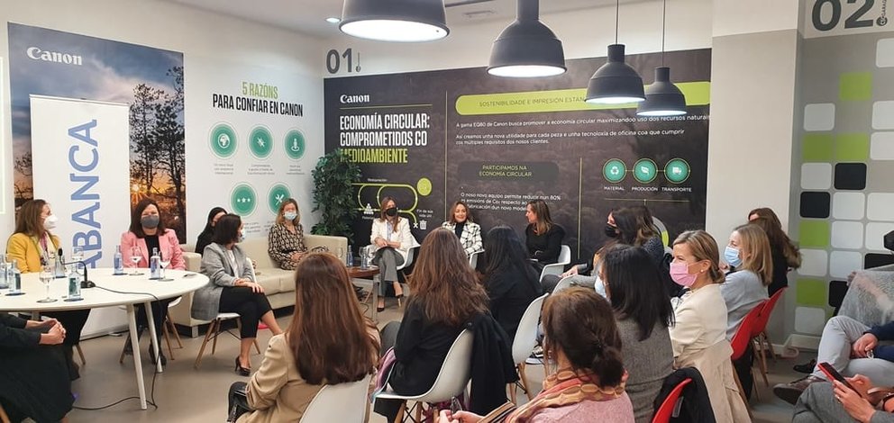 Asistentes al encuentro empresarial "8-3 Mujeres en la Empresa actual y futura", celebrado en Círculo de Empresarios de Galicia.