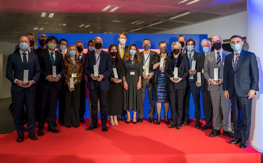 Foto de familia de premiados y autoridades en los “UK-Spain Business Awards".
