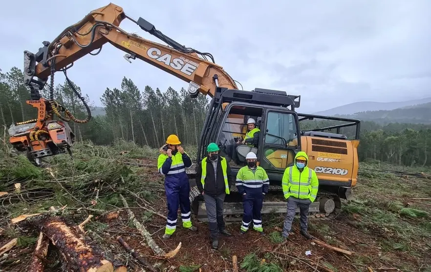 Los alumnos aprenden a manejar procesadoras y autocargadores forestales.