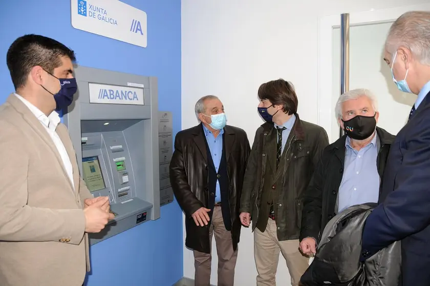 El conselleiro de Facenda e Administración Pública (centro) y otras autoridades, junto al nuevo cajero automático de Chandrexa de Queixa.