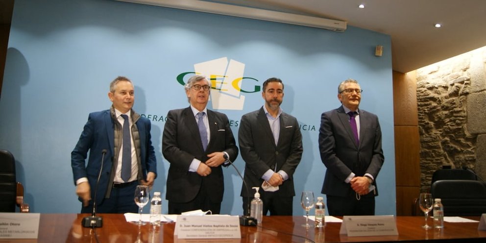 Enrique Mallón, Juan Manuel Vieites, Diego Vázquez Reino y Javier Touza, en la rueda de prensa en la sede de la CEG en Santiago.