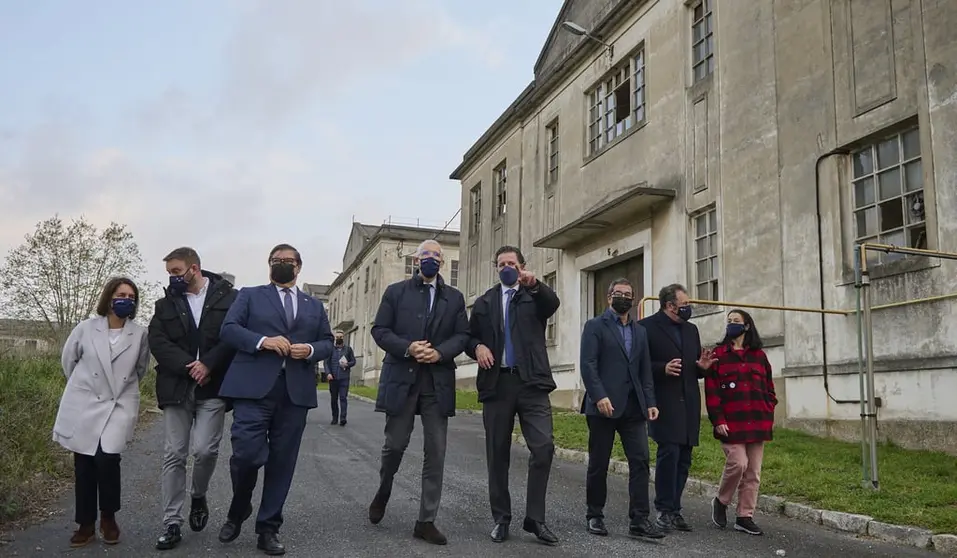 Representantes de la Xunta, Gain, ITG, UDC y Clúster TIC de Galicia, en los exteriores de la futura Cidade das TIC de A Coruña.