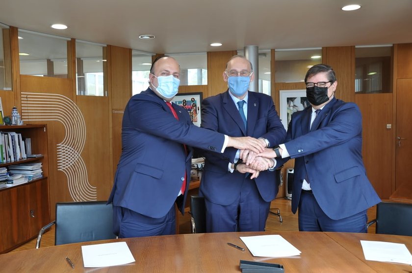Alfredo Ramos, Manuel Reigosa y Julio Abalde, en la firma de la renovación del convenio de la cátedra.