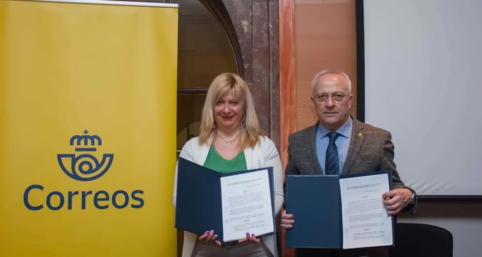 La directora de Relaciones Institucionales de Correos, Leire Díez Castro, y el presidente de la Asociación de Municipios del Camino Inglés, Manuel Mirás.