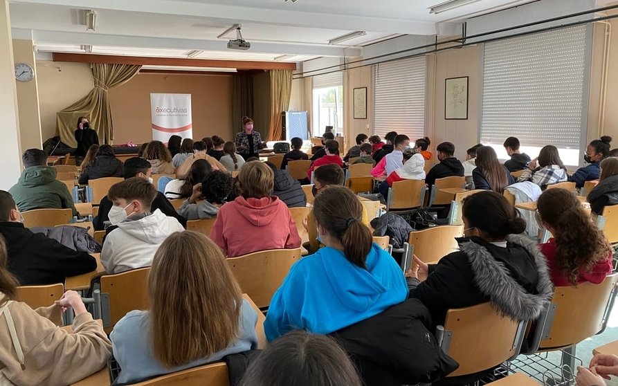 Una charla del programa EduReferentes en un instituto gallego.