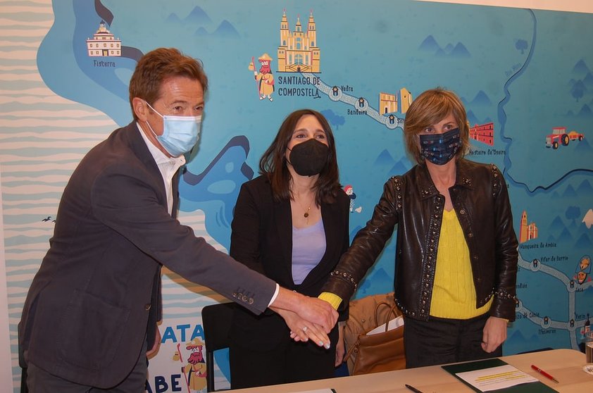 Luis, María Jesús Lorenzana e Nava Castro asinaron o convenio para promover Galicia Camiño Emprendedor.