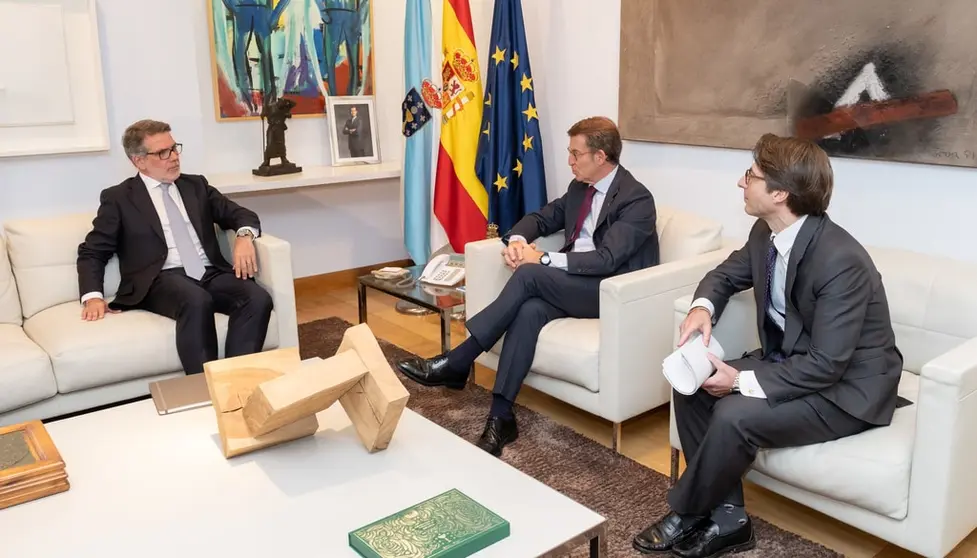 El presidente de la Xunta, Alberto Núñez Feijóo, recibió en su despacho de San Caetano al CEO de Altri, de Pina./D.CABEZÓN. XUNTA DE GALICIA.