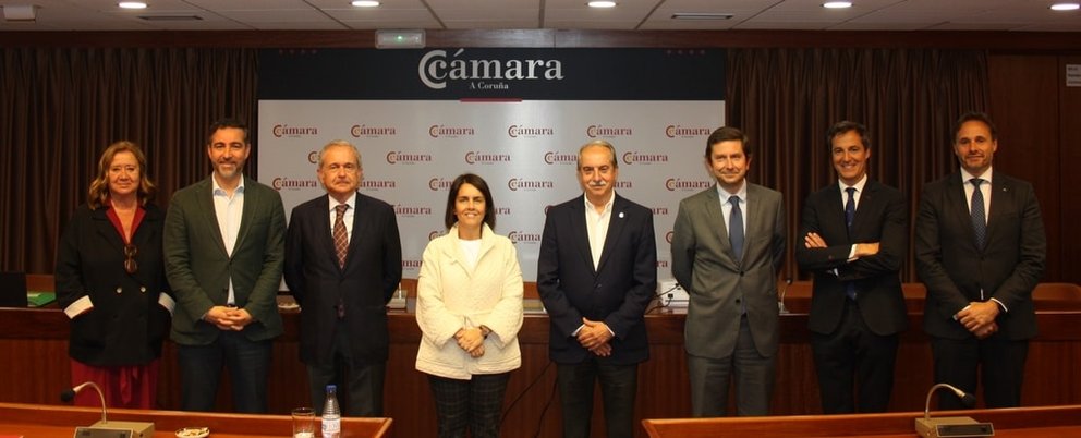 La directora de Gain, Patricia Argerey, junto al presidente de la Cámara de A Coruña, Antonio Couceiro, y miembros de su comité ejecutivo.