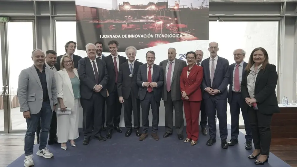 Autoridades, homenajeados y directivos de la Fundación Soermar, en una foto de grupo.