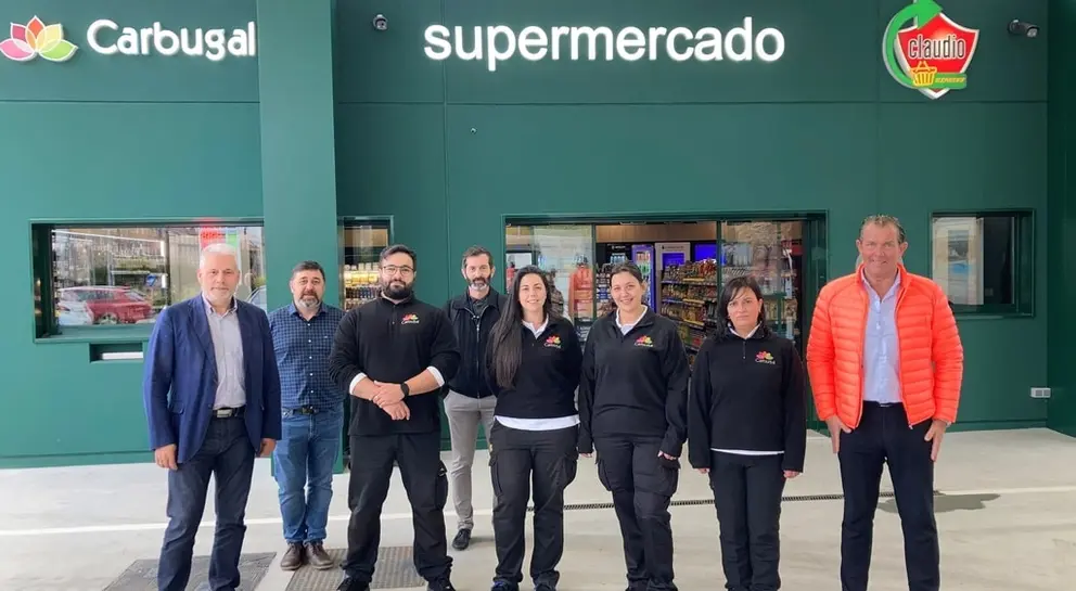 Responsables de Gadisa retail, Carbugal y Claudio Express, en la apertura del establecimiento de Meicende (Arteixo).