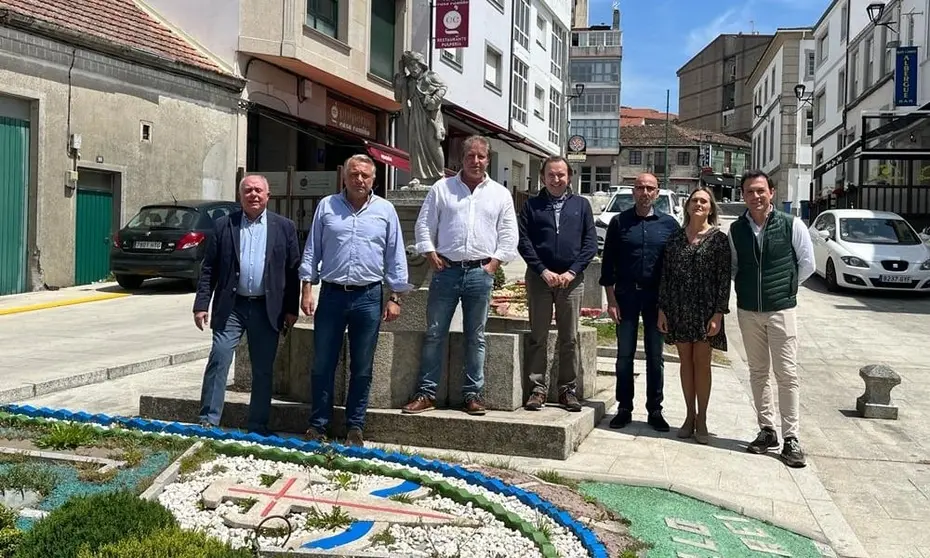 Miembros de la junta directiva de Fearmaga junto al alcalde de Palas de Rei, Pablo Taboada.