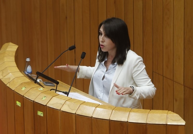 La conselleira de Promoción do Emprego e Igualdade, María Jesús Lorenzana, en el Parlamento de Galicia.