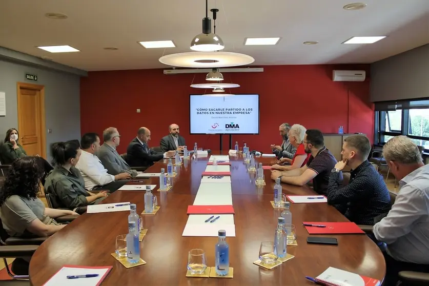 Asistentes a la jornada sobre los datos en el entorno empresarial en la sede de la Asociación de Empresarios del Polígono de San Cibrao.