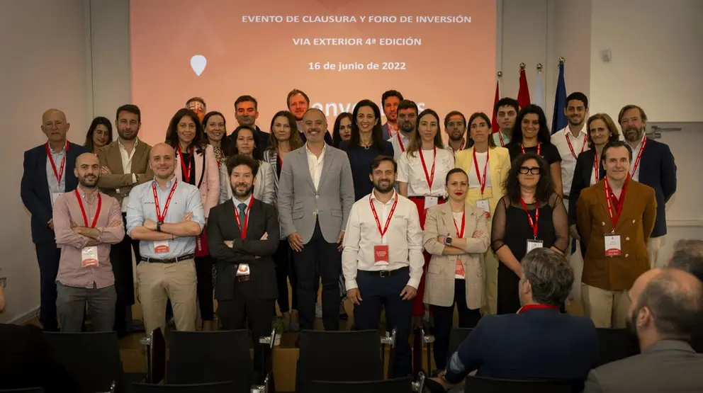 El delegado de la Zona Franca con los participantes en la 4ª ViaExterior.