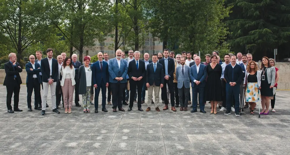 Foto de los miembros del Clúster da Madeira e o Deseño junto al presidente de la Xunta.