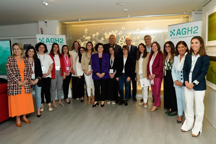 El vicepresidente primero de la Xunta, junto a las participantes en la jornada de la Asociación Gallega del Hidrógeno.