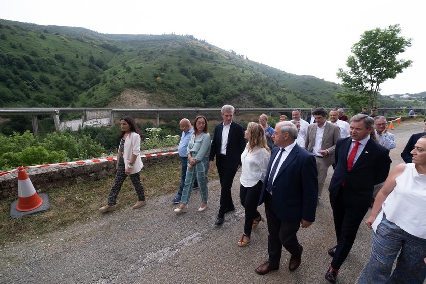 La ministra de Transportes, junto al presidente de la Xunta y otras autoridades, en una visita el pasado viernes a la zona del viaducto de la A-6 afectado por los derrumbes.