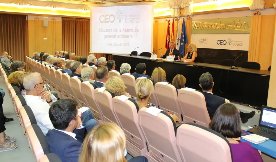 Alfonso Rueda y Marisol Novoa en la clausura de la asamblea general de la CEO.